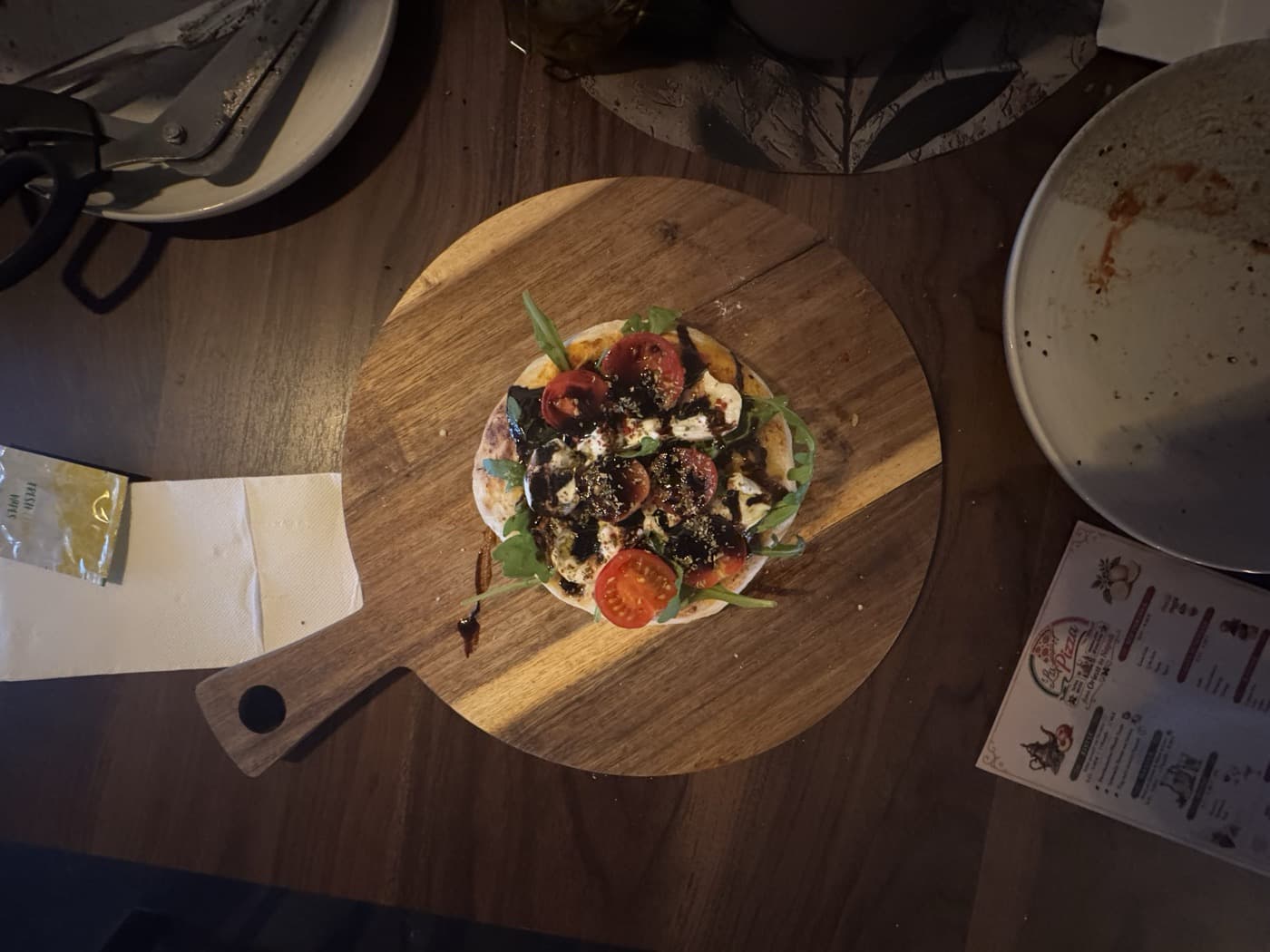 Mini-Pizza mit Burrata, Kirschtomaten, Rucola und Balsamico-Creme