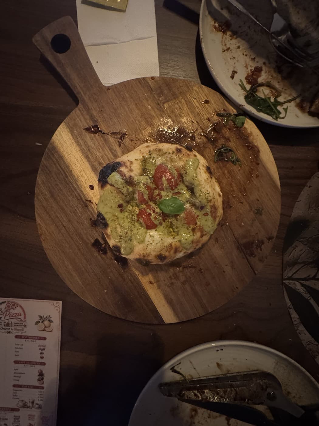 Mini-Pizza mit Basilikum-Pesto, Tomaten und frischem Basilikum