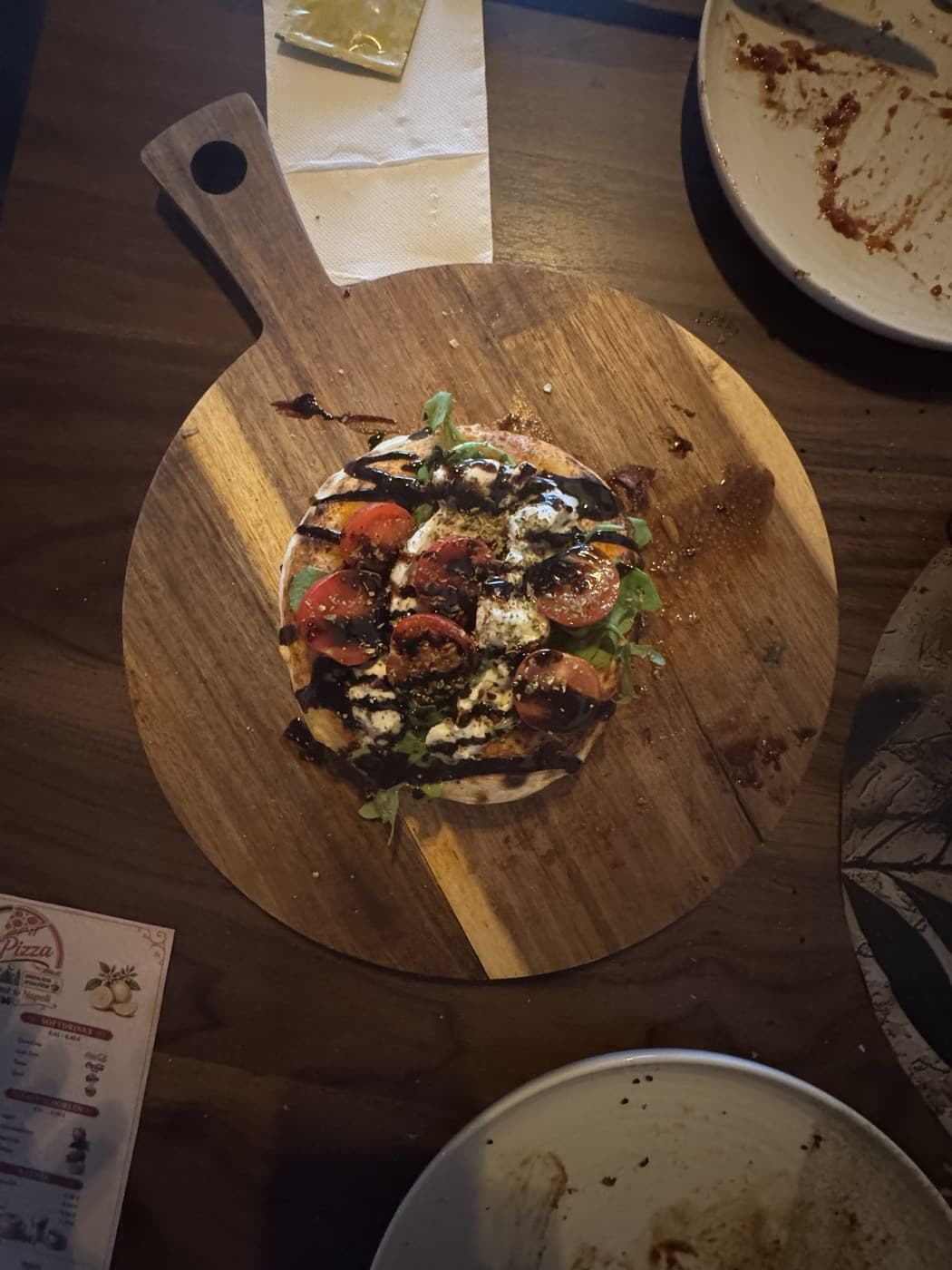 Nahaufnahme Caprese-Pizzino mit Balsamico